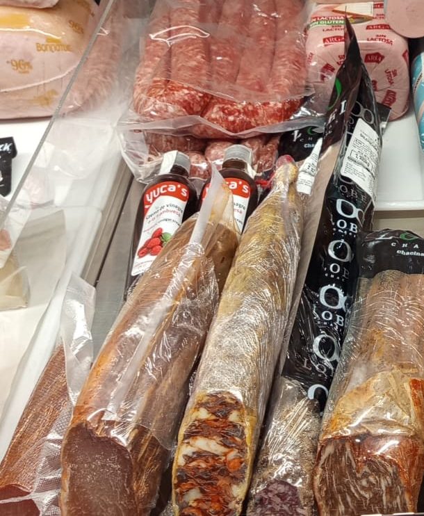 Lomo, chorizo y otros embutidos curados en la vitrina