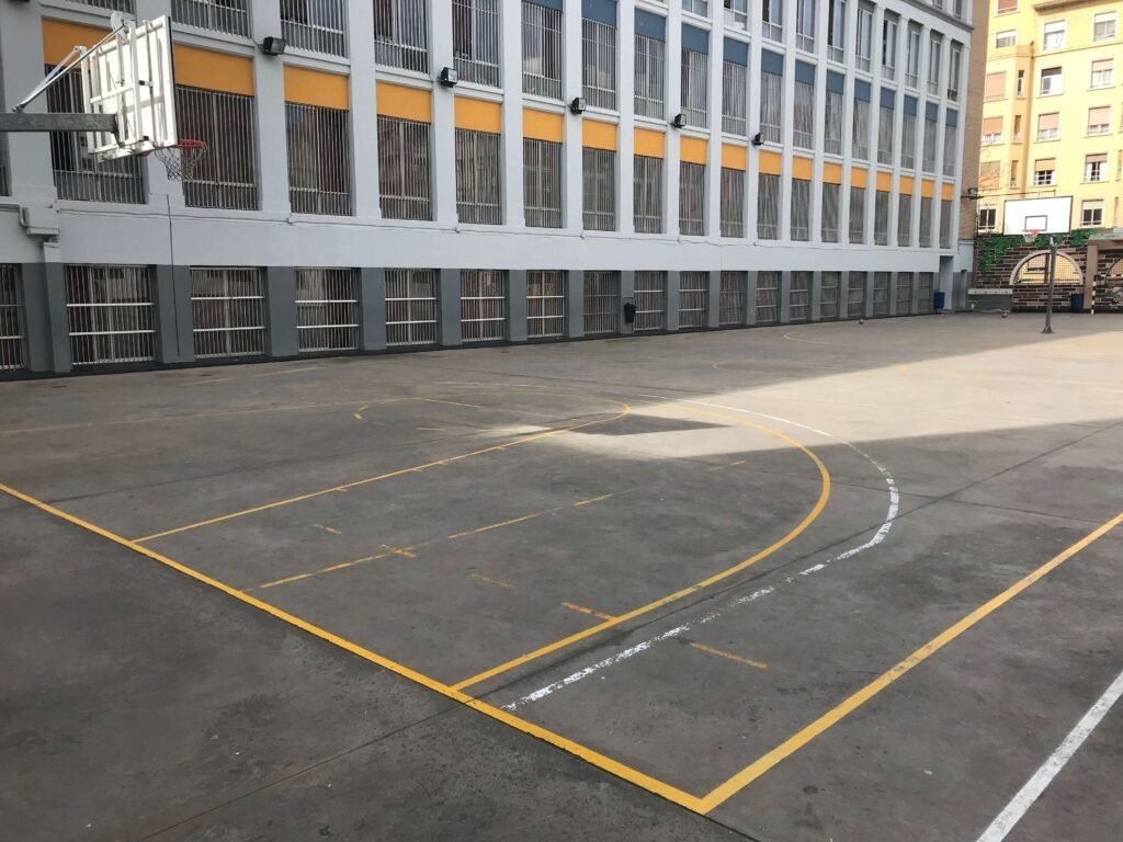 Patio superior con canastas del colegio Dominicos