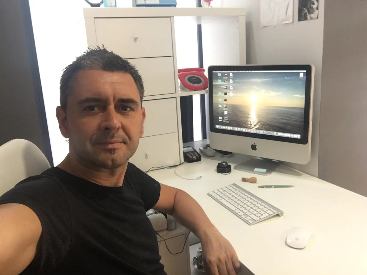 Andrés Aldea en su centro de quiromasaje